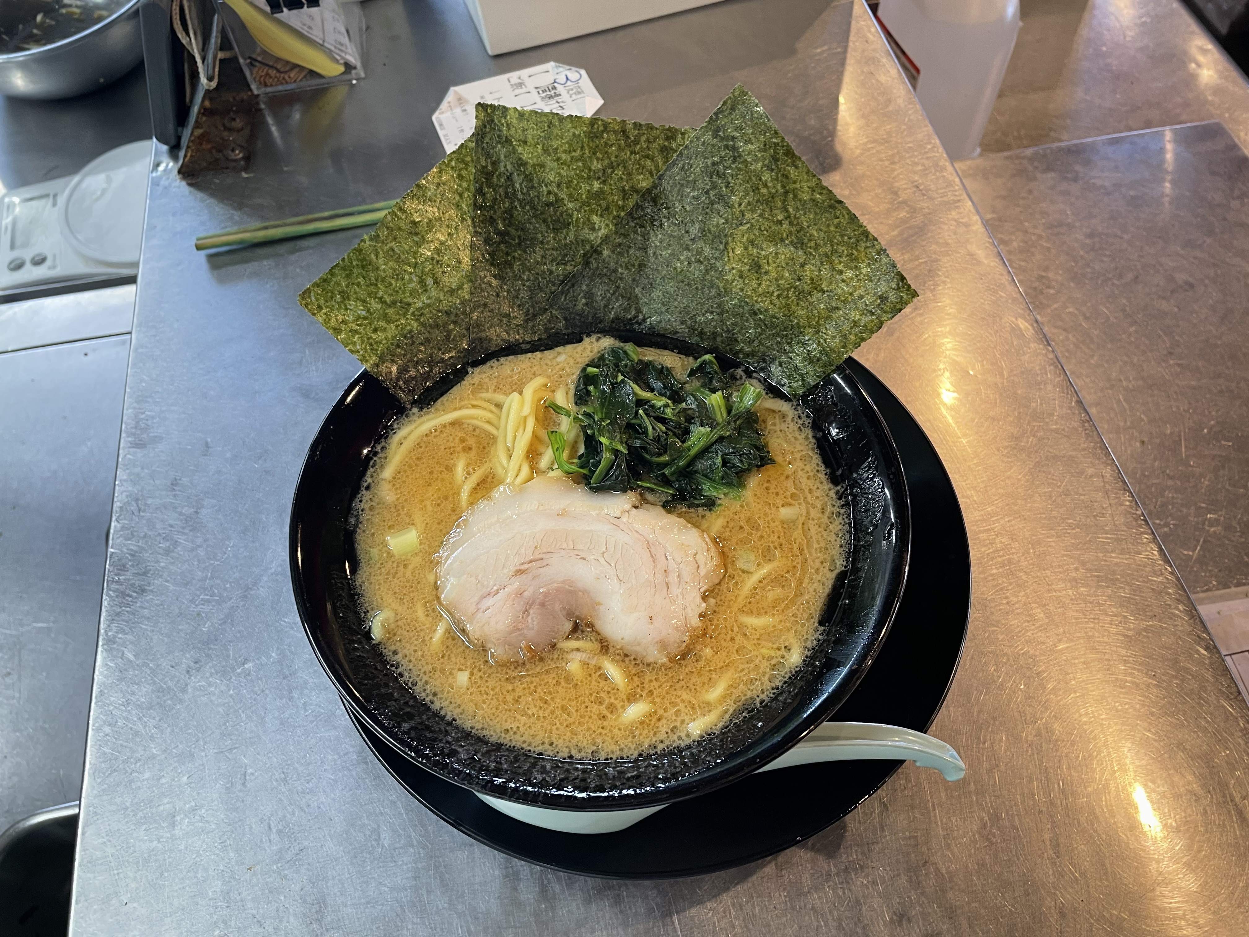 家系ラーメン店のホール・キッチンスタッフ 1